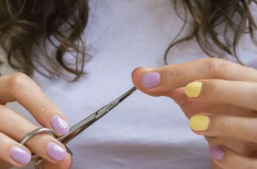 25 yaşlı qız qayçı ilə özünü vurdu - Bakıda