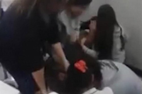 Şok kadrlar: sinif otağı döyüş meydanına döndü - VİDEO