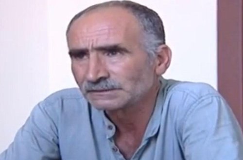 15 yaşlı qızını qətlə yetirən ata MƏHKƏMƏ QARŞISINDA