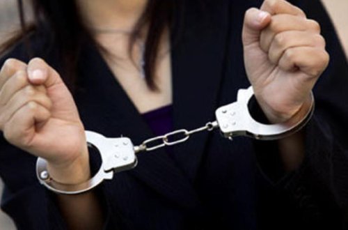 Ana 3 uşağını yastıqla öldürüb damda gizlətdi