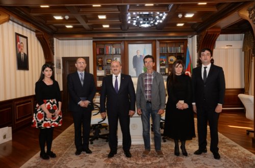 Nəsimi rayon İcra Hakimiyyətində San Dieqolu tanınmış fotoqraf  Nikolas Agelidislə görüş keçirilib