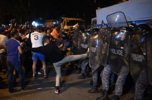 İrəvanda etirazçılarla polis arasında toqquşma baş verib – FOTO