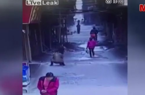 Kişi küçədə gəzən mini yubkalı qızın alt paltarını çıxardı və... - ANBAAN VİDEO (18+)