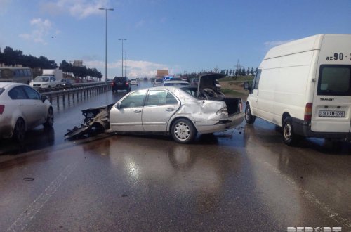 Bakı-Sumqayıt şossesində avtomobil körpüyə çırpılıb- FOTOLAR