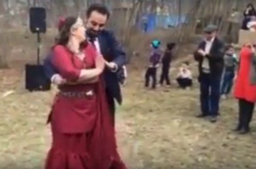 Amerikalı qız qusarlı oğlanla evləndi, belə oynadı... - VİDEO