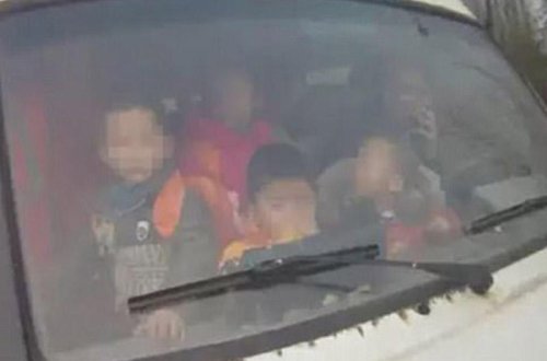 Polis heyrətləndi: mikroavtobusdan 74 uşaq çıxdı - VİDEO