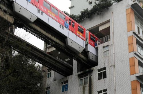 Metro qatarı binanın içindən keçir - VİDEO