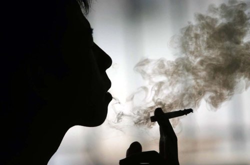 Hicablı qız siqaretlə fotosuna görə ölüm təhdidi aldı - FOTO