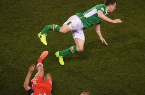 Futbolçunun ayağı belə sındı - VİDEO