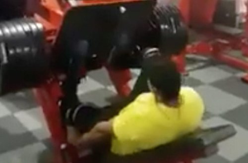 İdman zalında dəhşətli görüntü: ağır çəki götürən idmançının ayağı sındı - VİDEO