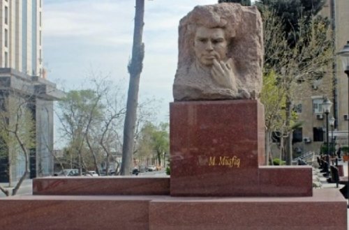 Mikayıl Müşfiqin heykəli yerinə qoyuldu