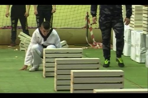 Başı ilə beton blokları yardı, dünya rekorduna imza atdı - VİDEO