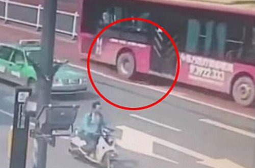 Avtobusdakı sərnişinlər ölümdən qurtuldar: yolda dəlik yarandı - VİDEO