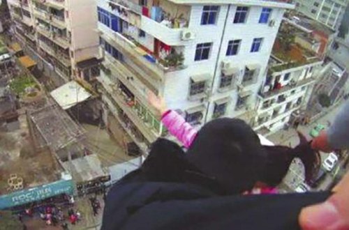 Liftlə düşməmək üçün özünü binadan atdı - VİDEO