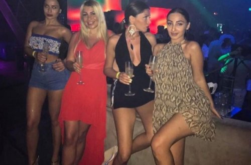 “Playboy”un azərbaycanlı gözəli belə dincəlir - Fotolar