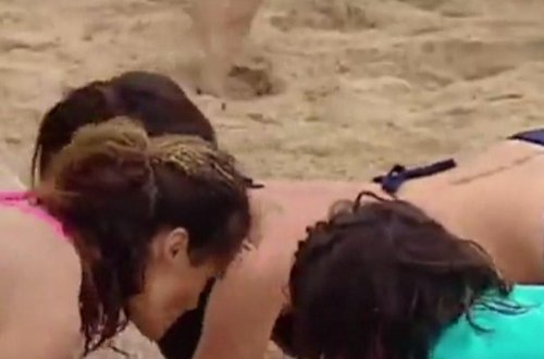 Çimərlikdə cazibədar qıza 