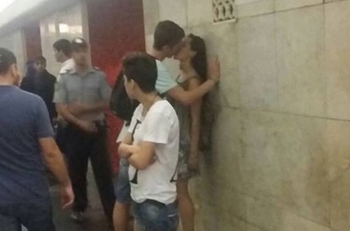Bakı metrosunda OLAY: Öpüşən oğlanla qızı təpikləyib qatardan... - FOTO