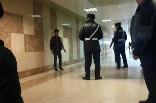 Bakı metrosunda ŞOK: 20 yaşlı gənc hamının gözü qarşısında özünü DOĞRADI (+18 FOTO)