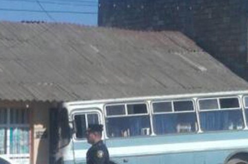 Sərnişin dolu avtobus mağazaya çırpıldı - FOTOLAR