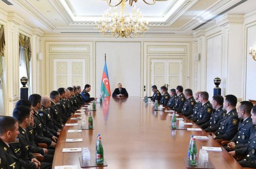 Prezident İlham Əliyev Azərbaycan Ordusunun aprel qələbələrinin ildönümü ilə əlaqədar bir qrup hərbçimizlə görüş keçirib - FOTOLAR
