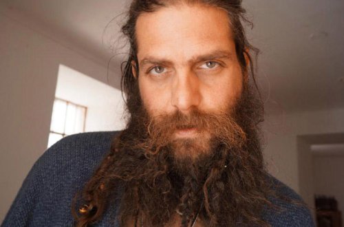 Lüks həyatından imtina edib vaqonda yaşayan milyonçu sərvətini bağışladı - VİDEO