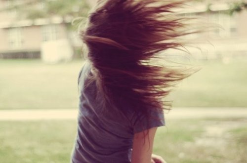 Külək qızın saçından tutub, eyvandan yerə atdı - Bakıda faciə