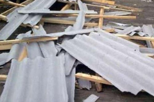 Güclü külək məktəbin dam örtüyünü uçurdu - Neftçalada