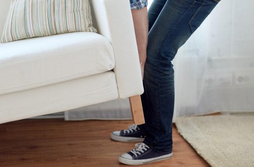 Sərxoş halda qaldırdığı divanın altında qaldı - Bakıda