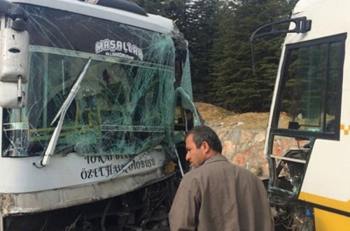 Türkiyədə tələbələri daşıyan mikroavtobuslar toqquşdu: xeyli yaralı var