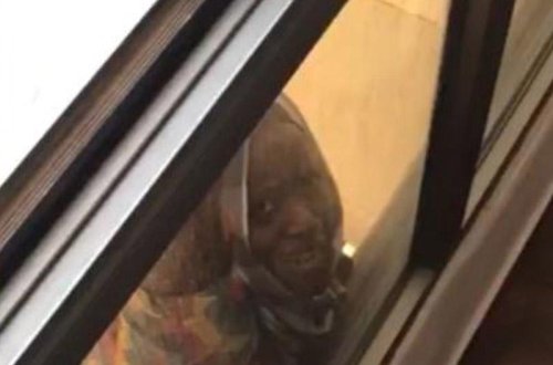 Yıxılan qadına kömək etmək əvəzinə, videoya çəkdi - VİDEO