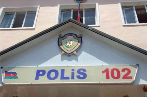 Polis bölməsinin qarşısında qollarını doğradı - BAKIDA