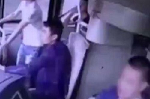 Dəhşətli avtobus qəzası: sərnişinlər qırılan pəncərədən çölə çıxdılar - VİDEO