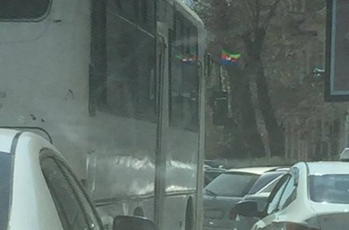 Avtobusda Azərbaycan bayrağı səhv asıldı: Heç kimin vecinə olmadı - FOTOFAKT