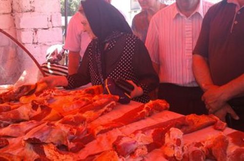 ƏT MÜƏMMASI: Rayonda 10, yarmarkada 7 manat: “Ya fermerin başı xarabdır, ya da ki, ət ölü, xəstə heyvanındır