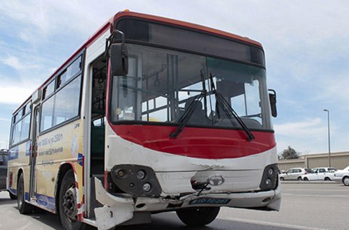 Bakıda marşrut avtobusu qəzaya uğradı - FOTOLAR