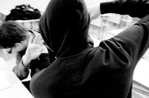 Məktəbə girib şagirdi boğmaq istədi - Azərbaycanda