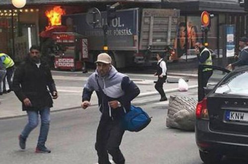 Stokholmda yük maşını kütləyə çırpıldı - Ölənlər var - VİDEO 