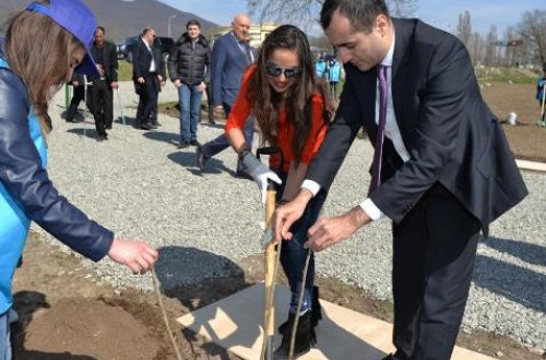 Leyla Əliyeva bağda ağac əkdi - FOTOLAR