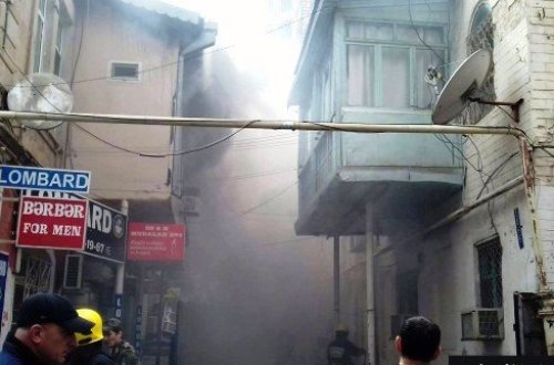 Bakıda bina yanır - FOTOLAR