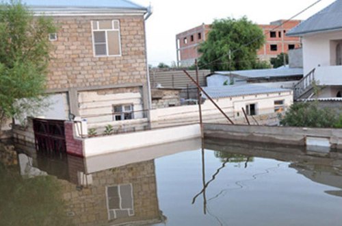 Zabrat-Kürdəxanı yolunu su basıb