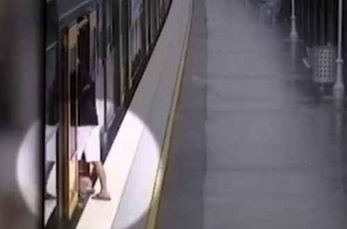 Uşaq qatarla stansiya arasındakı boşluğa düşdü - VİDEO