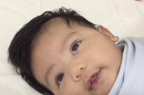 Ata 40 saniyədə uşağını yatdırmağın maraqlı üsulunu tapdı - VİDEO