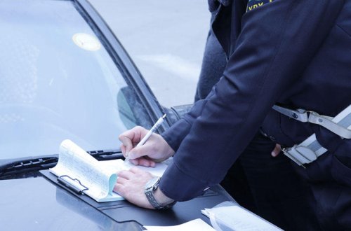 Sürücü telefona görə yazılan cəriməni smartfon adı ilə ləğv etdirdi - FOTO