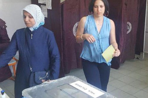 Hülya Avşarın qızı seçki məntəqəsində biabır oldu - VİDEO