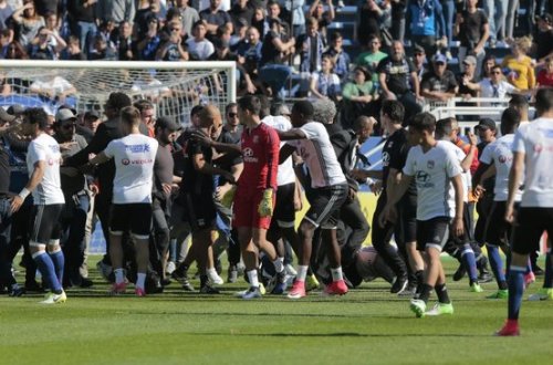 Futbolçular döyüldü, oyun yarımçıq dayandırıldı - VİDEO