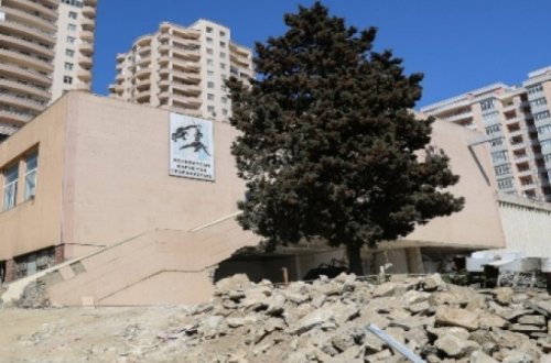 Yasamalda tikinti dayandırılan ərazidən texnika çıxarıldı - VİDEO