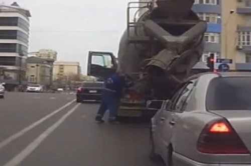 Yük maşını yola beton tökə-tökə gedir - Bakıda - VİDEO