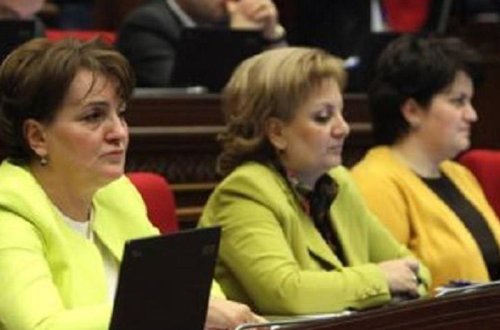 Ermənistanda qadın deputatlar bir-birilərini 
