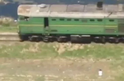 Bakıda dəmir yolunda macəra - Qatarı qıza görə saxladı - VİDEO