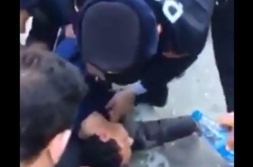 Bakıda avtobusda huşunu itirən şəxsi polislər belə xilas etdilər - VİDEO